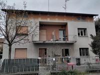 Piena proprieta' di alloggio ai piani terra e primo di...