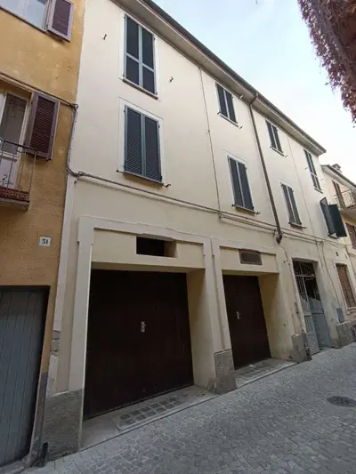 L'appartamento con magazzino risulta facente parte di un caseggiato di ringhiera sito nel centro storico del Comune di Casale Monferrato, consistente in alloggio posto al piano primo al quale si accede da ingresso comune da via Salandri e vano scala comune, tramite ballatoio e porzione di balcone di proprietà. 