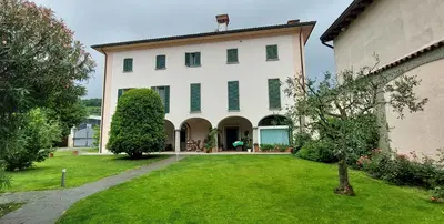 LOTTO B: TRATTASI DI UNA UNITA' IMMOBILIARE RESIDENZIALE IN EDIFICIO BIFAMILIARE DI TRE PIANI FUORITERRA PIU' PARZIALE INTERRATO, CON ACCESSO UNICO COMUNE ALLE DUE UNITA'. L'UNITA' ABITATIVA OGGETTO DELLA STIMA E' COMPOSTA AL P.T. DA UN LOCALE APERTO AD USO SOGGIORNO E CUCINA, UN BAGNO CON ANTIBAGNO E IL VANO SCALA; ALL'ESTERNO SI TROVA IL PORTICATO COMUNE; AL P.1 DISIMPEGNO, 3 CAMERE DA LETTO E 2 BAGNI; AL P.2 UN LOCALE APERTO AD USO TAVERNA. AL P.INT SI TROVA LA LAVANDERIA E LA CENTRALE TERMICA