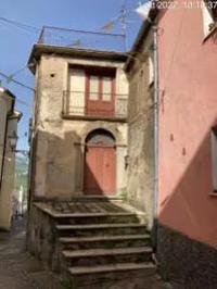 Unità immobiliare su 3 piani oltre sottotetto collegati...
