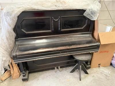 Lotto 6: PIANOFORTEPianoforte verticale marca Georg Hoffmann in legno laccato nero, completo di sgabello coordinato. lo strumento presenta caratteristiche costruttive tipiche della produzione del marchio.