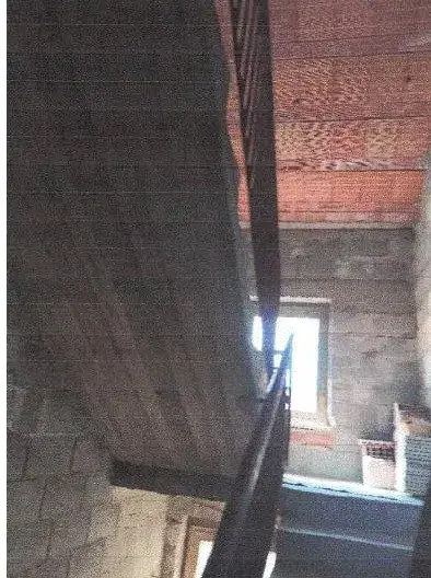 Piena proprietà di una unità immobiliare adibita ad abitazione in corso di costruzione, sita in Policoro (Mt) alla via Emanuele Gianturco, 30. Confina a NORD con viabilità comunale Via G. Mazzitelli, a SUD con Via Gianturco, e ad EST ed OVEST con altre proprietà di cui ne condivide le strutture portanti.