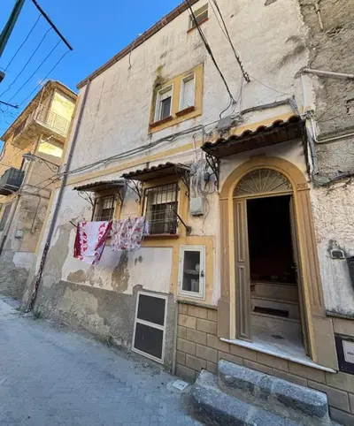 piena proprietà di un fabbricato sito in Caltanissetta,...