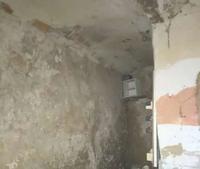 In borgata a sud  di Murisengo Monferrato, fabbricato composto da unica unità abitativa su 2 piani fuori terra e piccolissime corti esclusive non delimitate, verso la via pubblica con accesso plurimo pedonale da strada comunale al piano terra, al balcone e a gruppo ripostigli non comunicanti. Il tutto strutturato come segue: a pT soggiorno, cucina e tre ripostigli; a p1 tre camere, un bagno, un ripostiglio. Superficie calpestabile totale 132,03 mq; Corti esclusive: mq 5 circa; Balconi esclusivi: mq 14,83