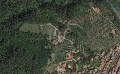 INTERA QUOTA 1/1 NUDA PROPRIETÀ. Ampio lotto di circa 2.930 mq ubicato a Vaiano (PO), Loc. Casa al Bosco, posto al nc. 18 di via M. Buonarroti, al cui interno vi è situato: - ampio fabbricato (principale) residenziale, suddiviso in due unità abitative libero su quattro lati e dislocato su 5 livelli; - piccolo fabbricato residenziale (ex fienile)  -fabbricato ad uso deposito; il tutto corredato da ampio resede di pertinenza. Oltre aulteriori appezzamenti di terreno (circa 660.000 mq. catastali).