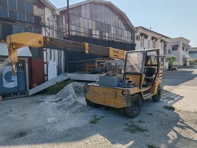 AUTOGRU SEMOVENTE MARCA SARD PORTATA MASSIMA 5000KG PRIVA DI TARGHETTE LOTTO 12