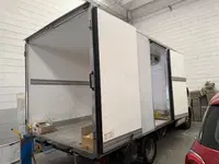Lotto 5: AUTOCARRO Autocarro Iveco Daily tipo furgonato, colorazione bianca, allestito con cella frigorifera e gruppo refrigerante funzionante. Il veicolo risulta idoneo al trasporto di merci deperibili in regime di temperatura controllata. Il mezzo viene venduto nello stato di fatto e di diritto in cui si trova.