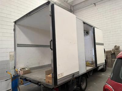 Lotto 5: AUTOCARRO Autocarro Iveco Daily tipo furgonato, colorazione bianca, allestito con cella frigorifera e gruppo refrigerante funzionante. Il veicolo risulta idoneo al trasporto di merci deperibili in regime di temperatura controllata. Il mezzo viene venduto nello stato di fatto e di diritto in cui si trova.