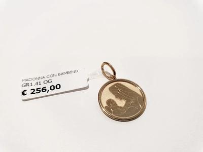 (Lotto n.1809) un ciondolo in oro giallo 18 kt con immagine Madonna con...
