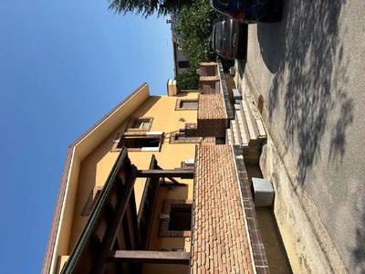 Si raccolgono offerte per un appartamento al piano secondo di un edificio di...