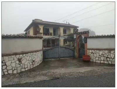Appartamento di 97,05 mq posto al pianto terra di maggior fabbricato su due...