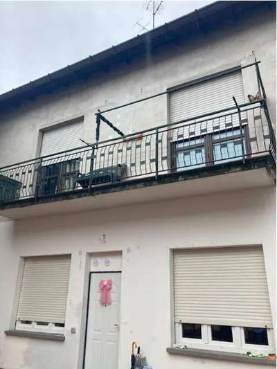 Appartamento a piano primo composto da ingresso, cucina, soggiorno, due camere, bagno e due balconi.