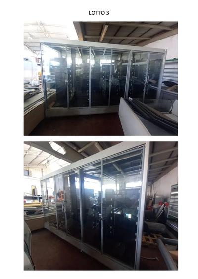 Espositore frigorifero murale verticale professionale a temperatura positiva, per l'esposizione e la vendita di prodotti freschi. Configurazione a 6 porte a battente