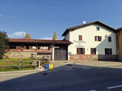 Rif. 17 - Appartamento al piano terreno così composto: accesso da area ad uso esclusivo, ingresso su soggiorno e cucina, disimpegno, due camere da letto e bagno. Oltre cantina. Rif. 18 - Box singolo.