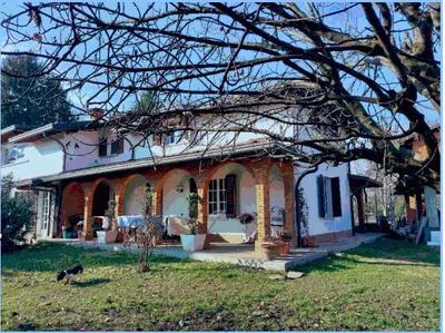 Piena proprietà per la quota 1/1 di: Villa bifamiliare della superficie commerciale di 347,86 mq.