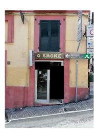 Trattasi di un piccolo locale commerciale ricompreso al piano terra di un fabbricato di remota costruzione sito in Chieti censito in catasto urbano al fg.35 p.lla 849 sub 8, ubicato nelle immediate vicinanze della centrale Piazza Trento e Trieste