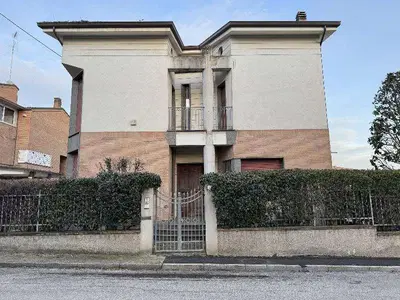 Intera e piena proprietà di appartamento sito in Civitanova M. disposto ai piani T-1° e 2°, con ingresso principale su via G. Giacosa n.25, e di garage disposto al piano S1, con ingresso carrabile su via F. Guicciardini n. 17, e dotato di beni comuni composti da corte e locali accessori