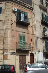 Piena proprietà per la quota indivisa di 1/12 di immobile sito nel Comune di Palermo, Via Colonna Rotta n. 14, censito nel Catasto Immobiliare del medesimo Comune al foglio 56, p.lla 684, sub. 15, cat. A/5, vani 2, p.T. L’immobile fa parte dell’edificio n. 648 del “Netto Storico”, composto da tre elevazioni fuori terra e realizzato con struttura in muratura portante. E' costituito da due vani ed un piccolo w.c., per complessivi 2,5 vani con una sup commerciale di 32 mq. L’unità imm risulta priva di impianti