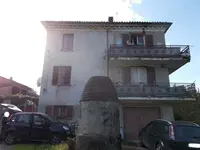 piena proprietà di casa ad uso civile abitazione sviluppata su tre piani composta al piano terra da tre locali di sgombero e un vano scala, al piano primo da una sala, da una cucina,, da due camere, da un disimpegno, da un bagno/wc, da un balcone, al secondo piano da una sala, da una cucina, da due camere, da un disimpegno, da un bagno/wc , da un balcone oltre ad un sedime di corte e due appezzamenti di terreno 