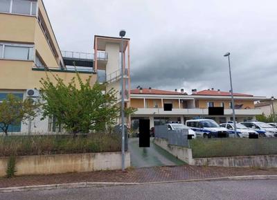 A. Piena proprietà di negozio della superficie commerciale di 97,37 mq in corso di costruzione, facente parte del Condominio denominato "LA SACCA 2", B. Piena proprietà di negozio della superficie commerciale di 61,10