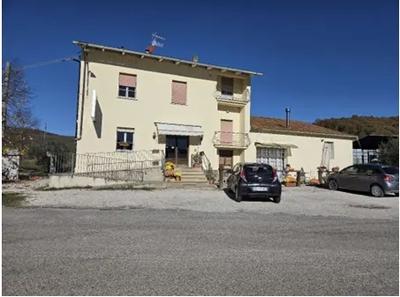 Piena proprietà di porzione di edificio (vendita di residua parte a Lotto1) costituita da abitazione a piano primo ca.134 mq.; accesso da ingresso e scala interna, composto da: cucina; disimpegno; 4 camere; bagno; 2 terrazzi; soffitta ca.120 mq. Locali accessori: sgombero ca.110 mq; • legnaia 18 mq (copertura in eternit); tettoia ca.10,40 mq; tettoia precaria (copertura in eternit) ca.6 mq; forno; cantine ca.117 mq; ripostiglio nel retro ca.9,60; resede comune utilizzabile come parcheggio, pozzo sul retro.