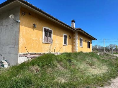 Fabbricato ad uso residenziale, realizzato su un lotto di terreno sito in...