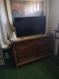 Lotto composto da:- Tv color 60 pollici;- Mobile madia in legno scuro con due ante e due cassetti;- Mobile in legno con tre ante;- Tavolo da taverna in legno con panca angolare;- Credenza rustica da taverna in legno con 5 ante, 4 cassetti e due vani;- Due armadi in legno di cui uno con due ante e uno con 3 ante;- Mobiletto con tre ante, tre cassetti e uno specchio;- Poltroncina in legno con seduta in stoffa;- Cassapanca in legno intarsiato;- Due sgabelli in legno scuro lavorato;- Poltroncina ....