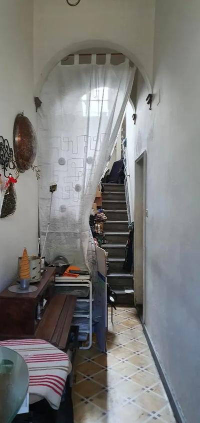Porzione di un più ampio fabbricato costituito da un appartamento ad uso civile abitazione al piano primo, composto da sette vani compresa cucina oltre servizi ed accessori e da un negozio al piano terreno composto da un unico locale.