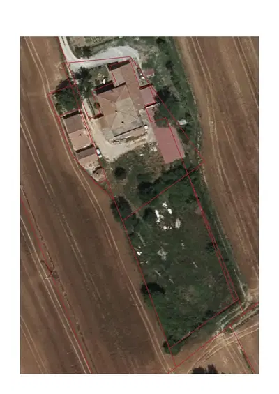 Compendio immobiliare ubicato in Montepulciano, frazione Abbadia, Via del Carriolo e costituito da un appartamento su due piani facente parte del più ampio fabbricato principale, un fabbricato secondario residenziale, una autorimessa, un accessorio, una tettoia e terreni agricoli.