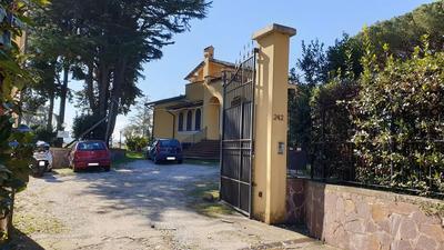 LOTTO UNICO: A - Edificio uso uffici su 3 livelli a “villino” superficie lorda mq. 580 circa. B - Edificio uso uffici – laboratori, con parcheggio e magazzino, su 3 livelli di recente edificazione non del tutto completato. Superficie lorda mq. 2.000 circa. C - Terreno di pertinenza dei due fabbricati (A e B), di elevato valore ambientale. Si estende per circa mq. 7.000 lordi con alberi d’alto fusto, aree verdi, zone parcheggio. Come meglio indicato nei due elaborati di C.T.U. 