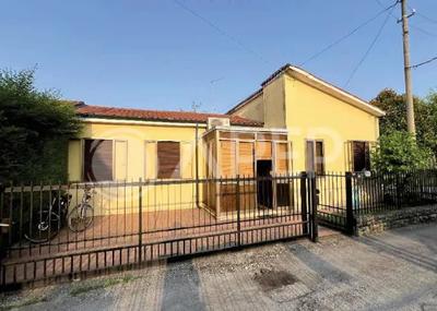 Lotto Unico - piena proprietà di abitazione sita in Comune di Padova, via Degli Arditi n. 102 in aderenza sul lato nord ad altro edificio, disposta al solo piano terra per una superficie commerciale di mq. 80 con l'area area coperta e scoperta esclusiva di catastali mq. 270. Occupato dal debitore.
