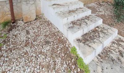 DIRITTO DI ENFITEUSI  (AFFRANCABILE) -Villaggio Turistico, in Vieste (FG) alla località Defensola,   dell’estensione di 00.67.78 ha, composto da n. 15 unità ricettive + 3 unità uso personale del proprietario/gestore, oltre a servizi quali: bar, piscina,solarium, viabilità interna, parcheggi, pertinenza verde.-Villino unifamiliare, in Vieste (FG) alla località Defensola,  di ca. 125 mq. corredato da pertinenza verde privato di circa 1.200,00 mq.