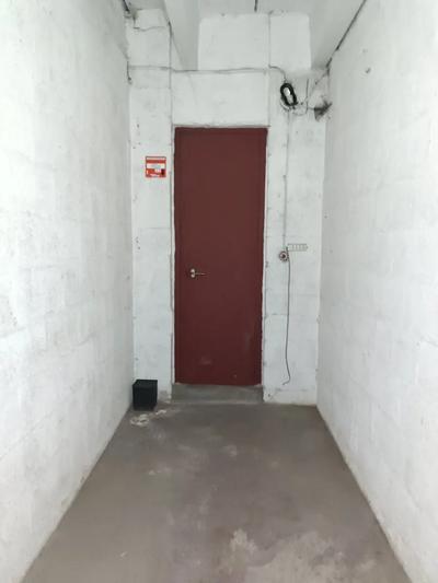 Locale posto al secondo piano interrato, accessibile dalla rampa condominiale. Internamente i muri sono in prisme a vista, il pavimento è in battuto di cemento. Il Locale è largo circa 4m e lungo circa 9,71cm.