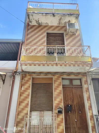 abitazione con tipologia edilizia di “casa a schiera” per una profondità di circa 20.00 m ed una larghezza del fronte di circa 3.00 m, si sviluppa su due livelli fuori terra, il piano terra ed il piano primo, sulla copertura a terrazzo è stata rilevata una termocopertura con struttura metallica che poggia su due muri in sopraelevazione di quelli esistenti, si accede tramite scala metallica posta sul retro del piano primo. L’edificio ha progetto approvato in data 09-06-1960.