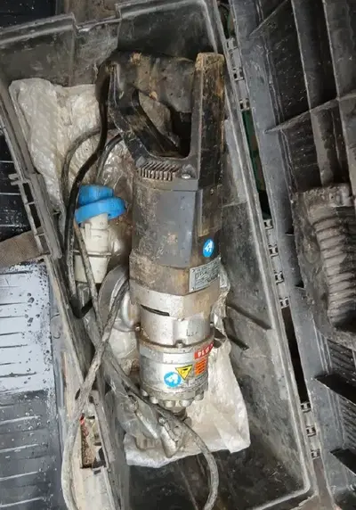 Furgone Ford Transit targato EH767LX, oltre macchinari edili e moschettoni, imbracature e corde