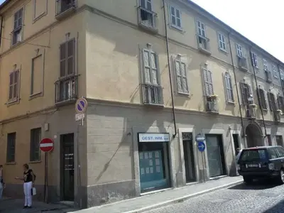 Negozio posto al piano terra del Condominio “Collirio”, composto da un vano...