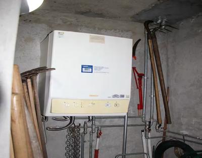 NUDA PROPRIETA' 1/1 immobileNUDA PROPRIETA' 1/2 terrenoP.T. una unità residenziale, composta da soggiorno/cucina, disimpegno, servizi e due camere, locale lavanderia. P.1 seconda unità residenziale, indipendente dalla prima, con cucina, soggiorno, tre camere, disimpegno e servizi. Ampio sottotetto. In corpo separato taverna con vetrata e cucina (priva di servizi).locale, pollaio e tettoia non accatastati, non autorizzati.garage/cantina di pertinenza.IMMOBILE OCCUPATO