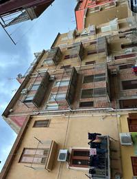 Piena proprietà per la quota di 1/1 di appartamento a SANTO STEFANO DI CAMASTRA (ME) VIA ANTONINO GAROFALO n. 63 , della superficie commerciale di 86,10 mq c.ca si sviluppa su terzo e quarto piano collegati da scala interna si trova in pessime condizioni di manutenzione
