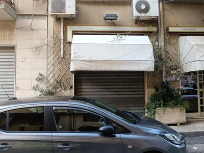 Piena proprietà dell’immobile adibito a negozio, sito in Lentini, Via Caltanissetta n. 16/D posto al piano terra, censito al catasto Fabbricati di detto Comune al foglio 68 particella 605 subalterno 8 (già foglio 95 p.lla 572 sub 8). Rendita: 367,20 [euro] Categoria: C/1  Negozi e bottegheClasse: 5 ; Consistenza: 45 m2.