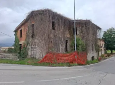 Rudere ubicato a Montecarlo (LU) - Via ponte in canneto n.230. Trattasi di immobile al grezzo in critiche condizioni di conservazione causa l'abbandono dello stesso da anni e la presenza di vegetazione infestante. L'immobile è corredato da appezzamento di terreno abbandonato e infestato dalla vegetazione spontanea. L'immobile è situato a ridosso della curva della Via ponte in Canneto e si trova ad un livello inferiore della strada stessa.