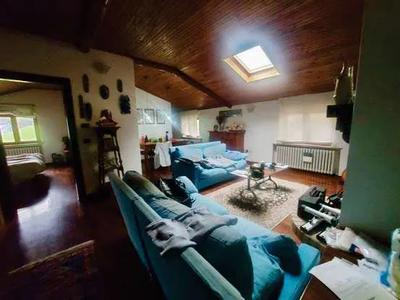 appartamento ad uso civile abitazione, con accesso indipendente, al piano secondo (sottotetto) composto di ingresso/disimpegno, ampio soggiorno, cucina, due camere da letto con accesso diretto dal soggiorno, servizio igienico, due ripostigli nel sottotetto di cui uno con accesso da una camera da letto e l’altro dal servizio igienico ed area esclusiva (ex balcone) posta all’ingresso dell’appartamento, nonchè autorimessa