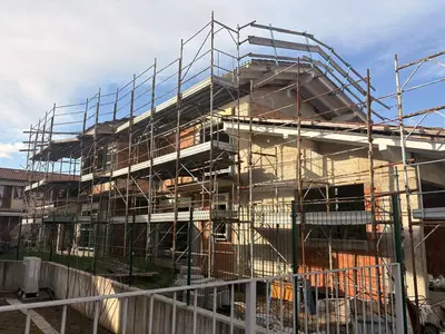 LOTTO 2: villetta singola con autorimessa di pertinenza inserita in un contesto residenziale di nuova edificazione, allo stato di rustico/cantiere 