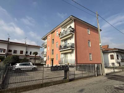 Piena proprietà: appartamento ad uso abitazione di mq. 88,2 commerciali con triplo affaccio posto al piano rialzato composto da tre locali oltre servizi e balcone con annesso vano cantina al piano seminterrato