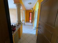 Appartamento, di mq 101, composto da: disimpegno, soggiorno, cucina, due camere, un bagno, due balconi. Annesso box, di mq 29, al piano seminterrato.