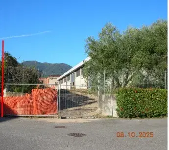 I diritti di piena proprietà su un capannone artigianale sito nel Comune di Capannori, frazione Segromigno in Monte, raggiungibile dalla Traversa VI di Via Nuova.
