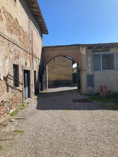 Quota di intera proprietà di aree libere inerstiziali edificabili. Superficie complessiva di circa mq. 775,00 (sub 4669) e mq 1.430,00 (sub. 4668).