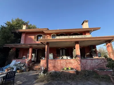 Abitazione unifamiliare con scoperto condiviso, disposta su tre livelli: piano scantinato composto da C.T., cantina e ripostiglio; piano terra - zona giorno - con cucina, soggiorno, pranzo, studio, servizio igienico e n. 2 porticati; piano primo - zona notte - con n. 2 camere, una con servizio igienico, n. 2 soffitte, WC e terrazzo. L'immobile risulta occupato. Il Consulente NON ha dichiarato la conformità catastale e la conformità edilizia dell'immobile.