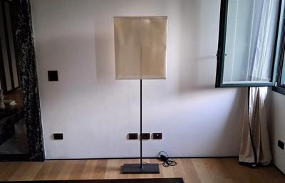 (Lotto n.12) - Lampada a piantana marca SANTA & COLE modello MOARE', dimensioni 57x33x184 cm circa.SCALE