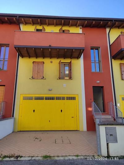 Intera piena proprietà di Bene n. 20) Villetta a schiera sviluppantesi su tre piani fuori terra, facente parte di fabbricato inserito in un complesso condominiale e composta: al piano terra, da ingresso con vano scale; al piano primo, da vano scale, antibagno, bagno, cucina-soggiorno e balcone; al piano secondo, da vano scale, atrio, tre camere da letto, bagno e balcone; con annesse aree cortilive antistante e retrostante; Bene n. 21) Garage pertinenziale posto al piano terra del medesimo corpo di fabbrica