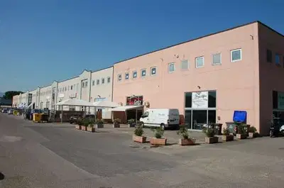 locale con destinazione ad ufficio, facente
parte di un fabbricato di...